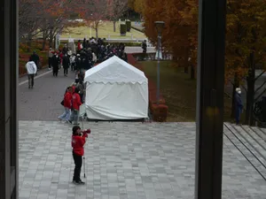 会場前のパンフレット配布所の画像