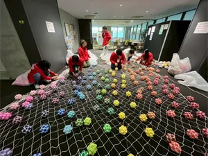 講義棟の飾り付けの画像